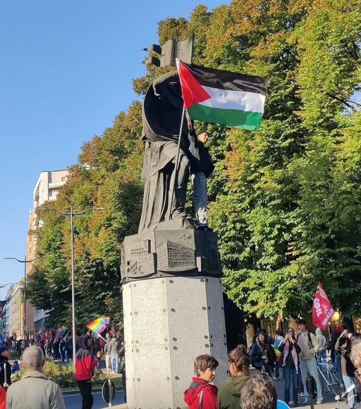 La bandiera palestinese issata sulla statua di Sant'Antonino