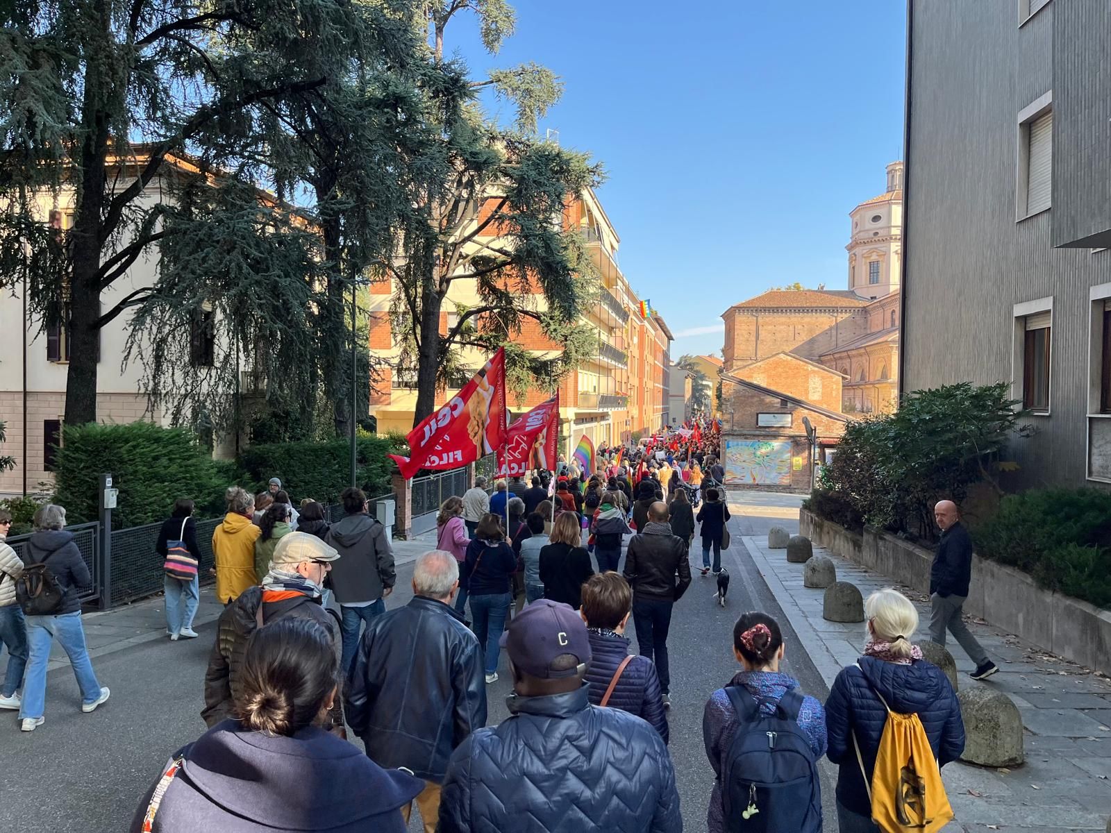 Il corteo guidato dalla Cgil di Piacenza (foto Paolo Marino)
