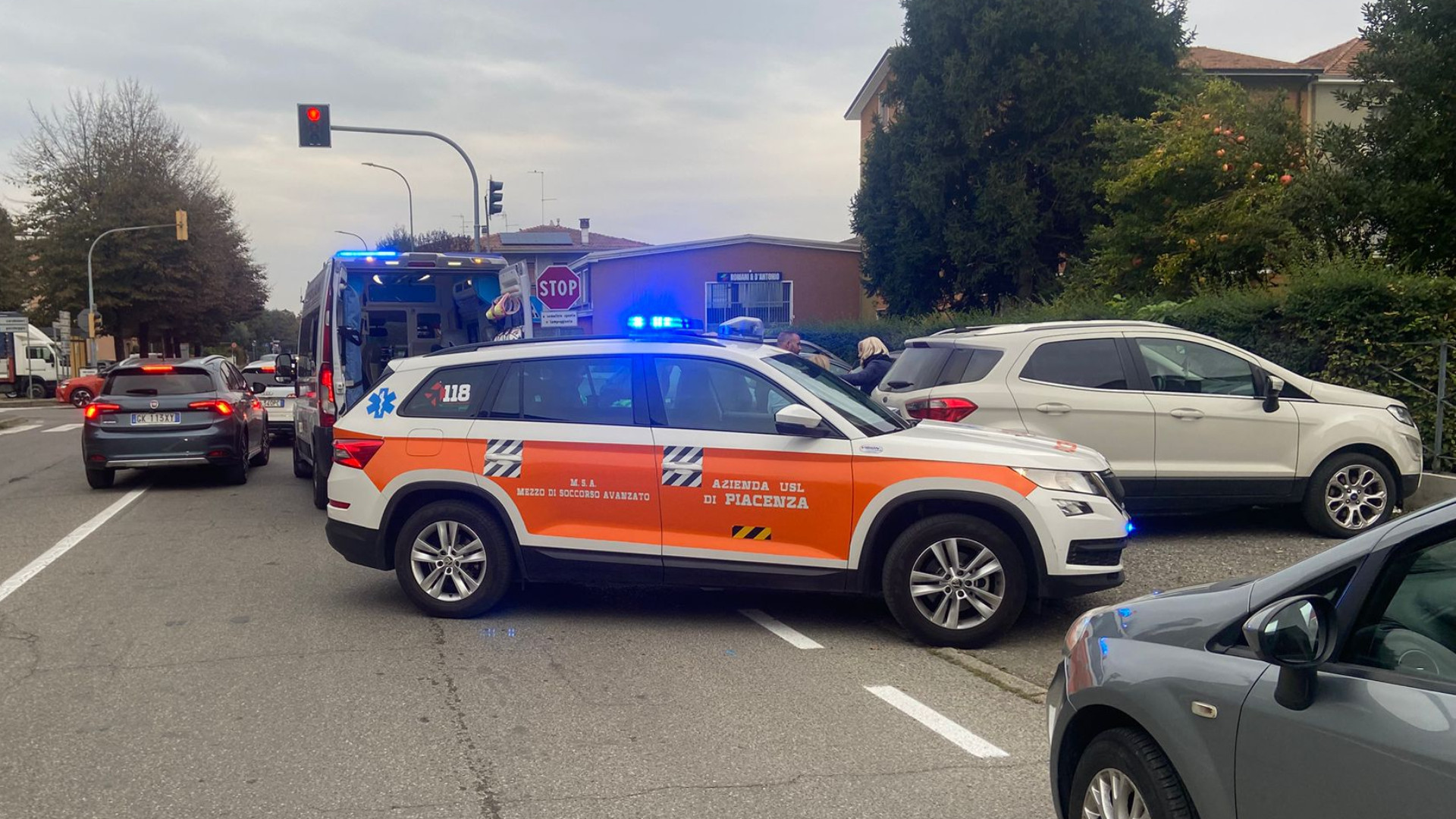 Malore in auto, anziano soccorso da una guardia