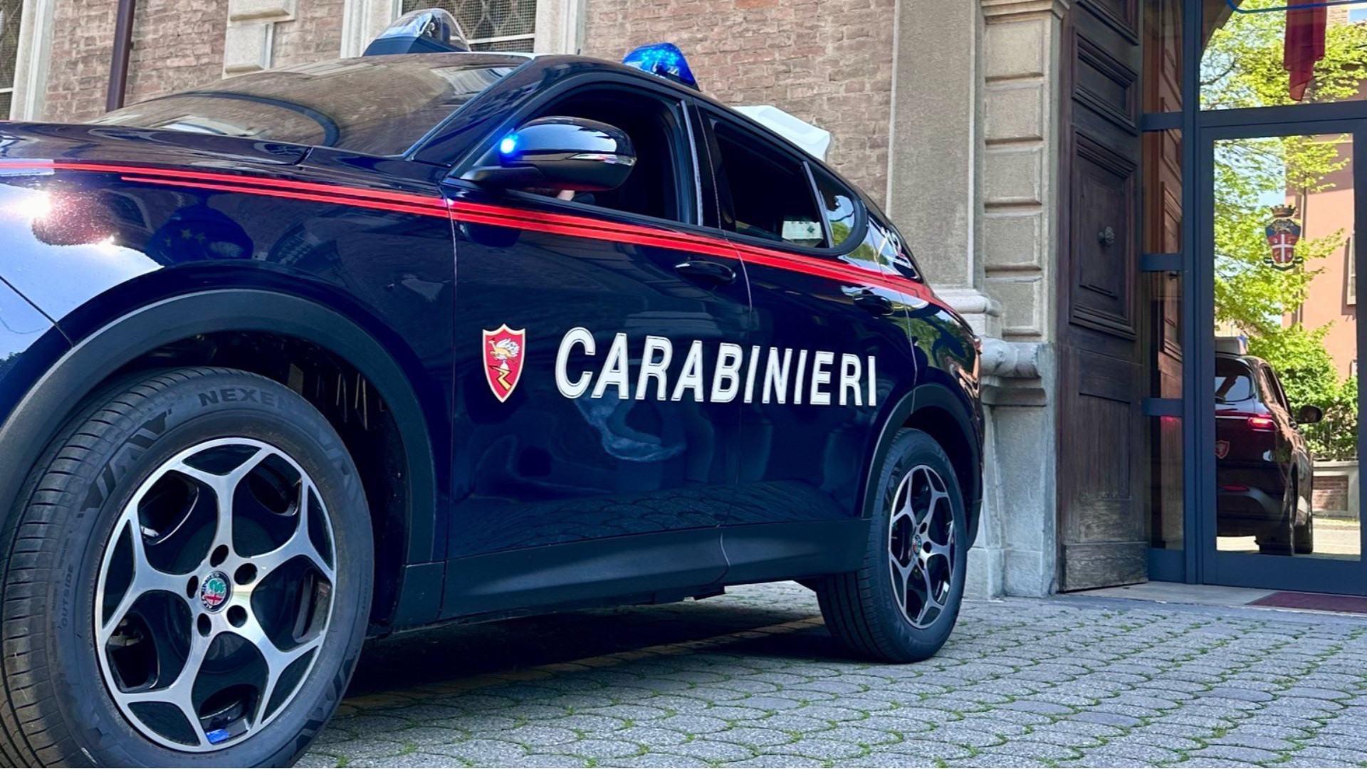 Spintona la parrucchiera e fugge col bottino
