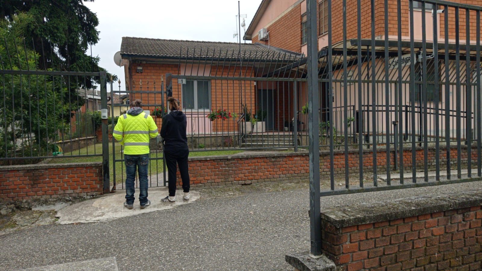 I genitori entrano nella caserma dei carabinieri di Chignolo Po (foto Massimo Bersani)
