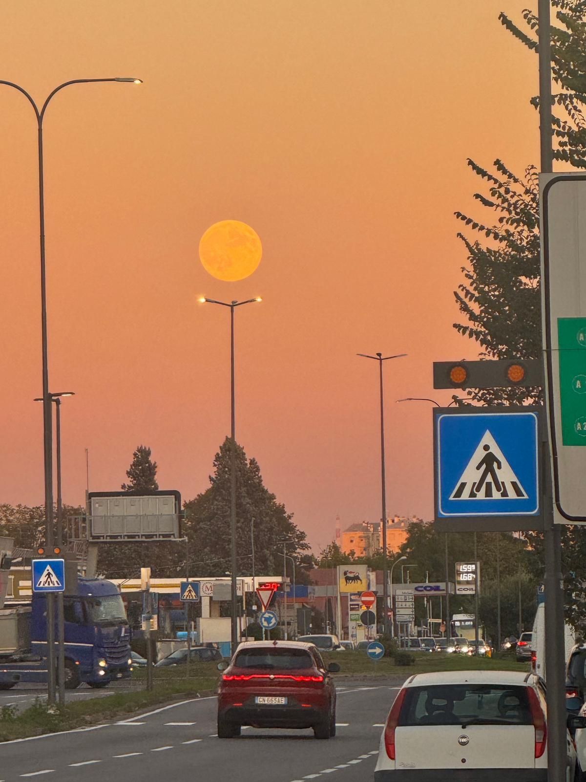La Super Luna dalla via Emilia Pavese - foto Sara Merlini