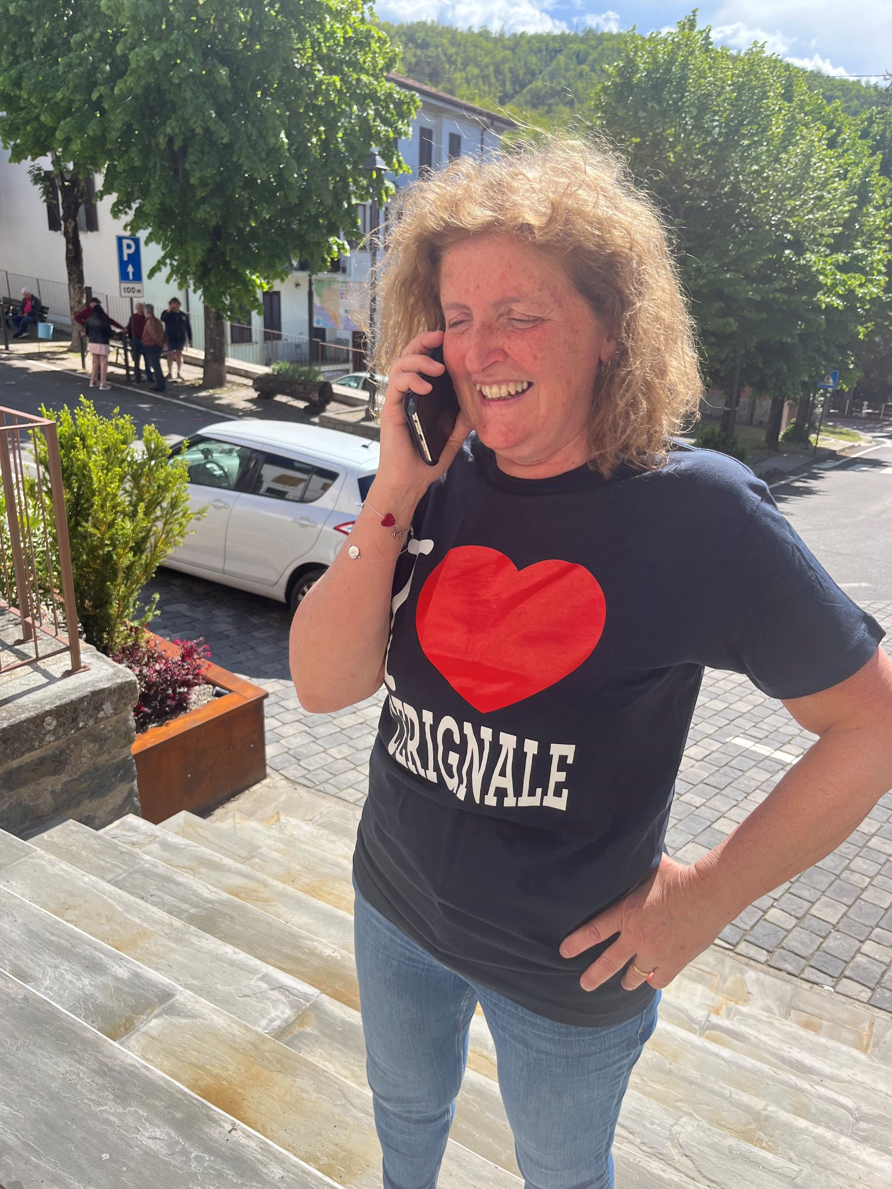 La sindaca Fausta Pizzaghi con la maglietta elettorale "I Love Cerignale"