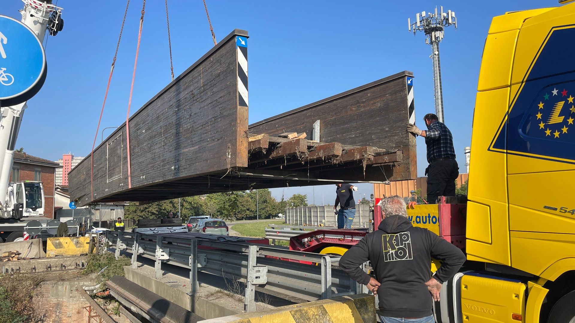Danneggiato in un incidente, rimosso il ponte ciclabile