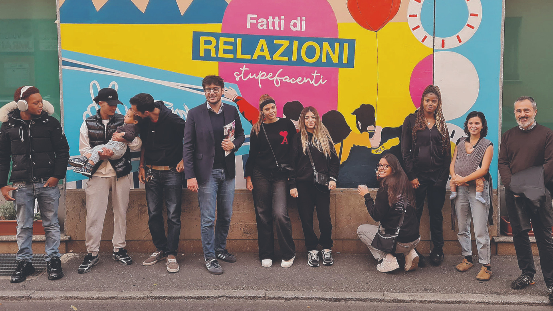 Un nuovo murale regala speranza e colora via Capra