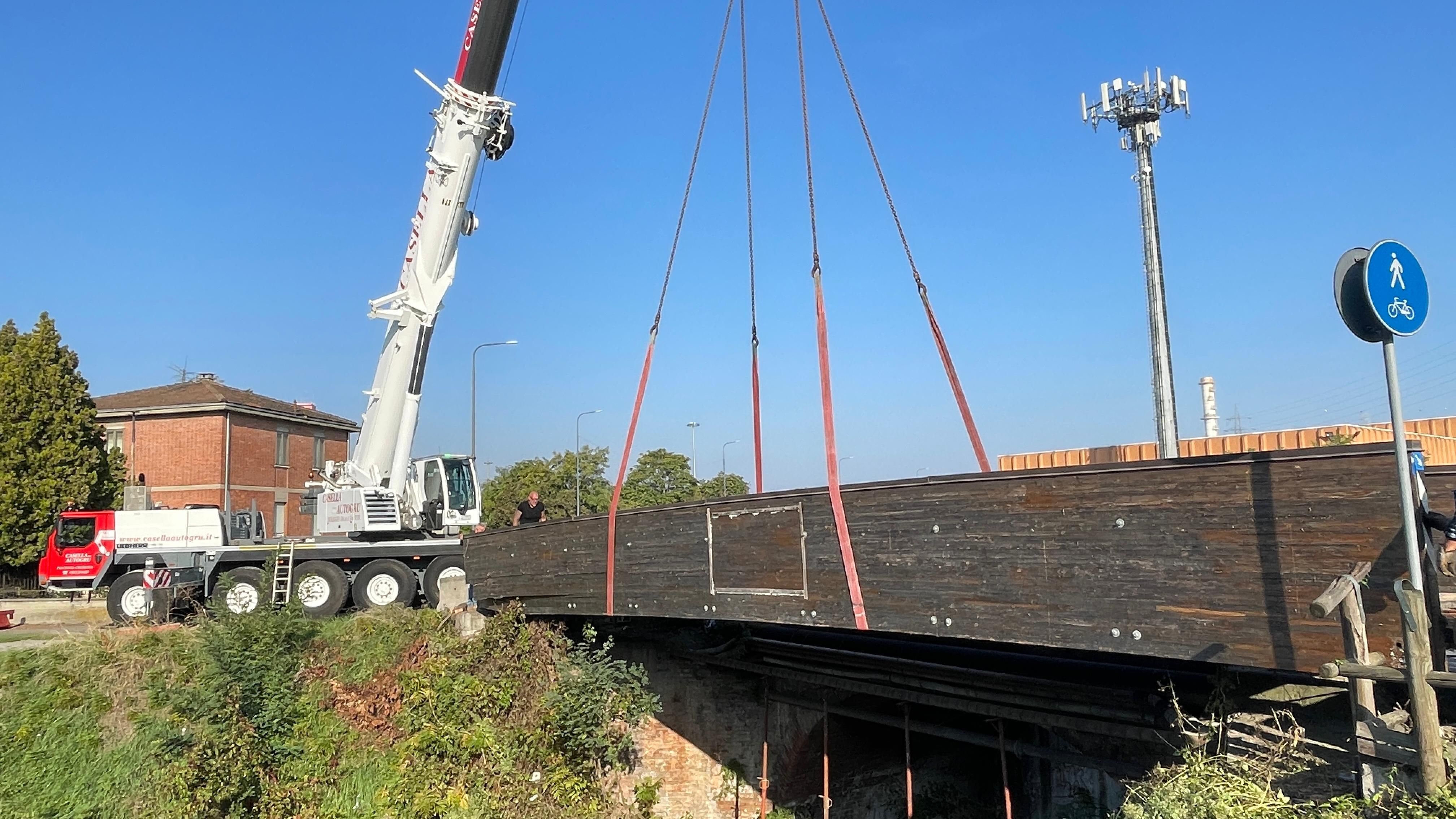 La rimozione del ponte ciclopedonale danneggiato in via Diete di Roncaglia a Piacenza - foto GIANFRANCO DI SILVESTRO