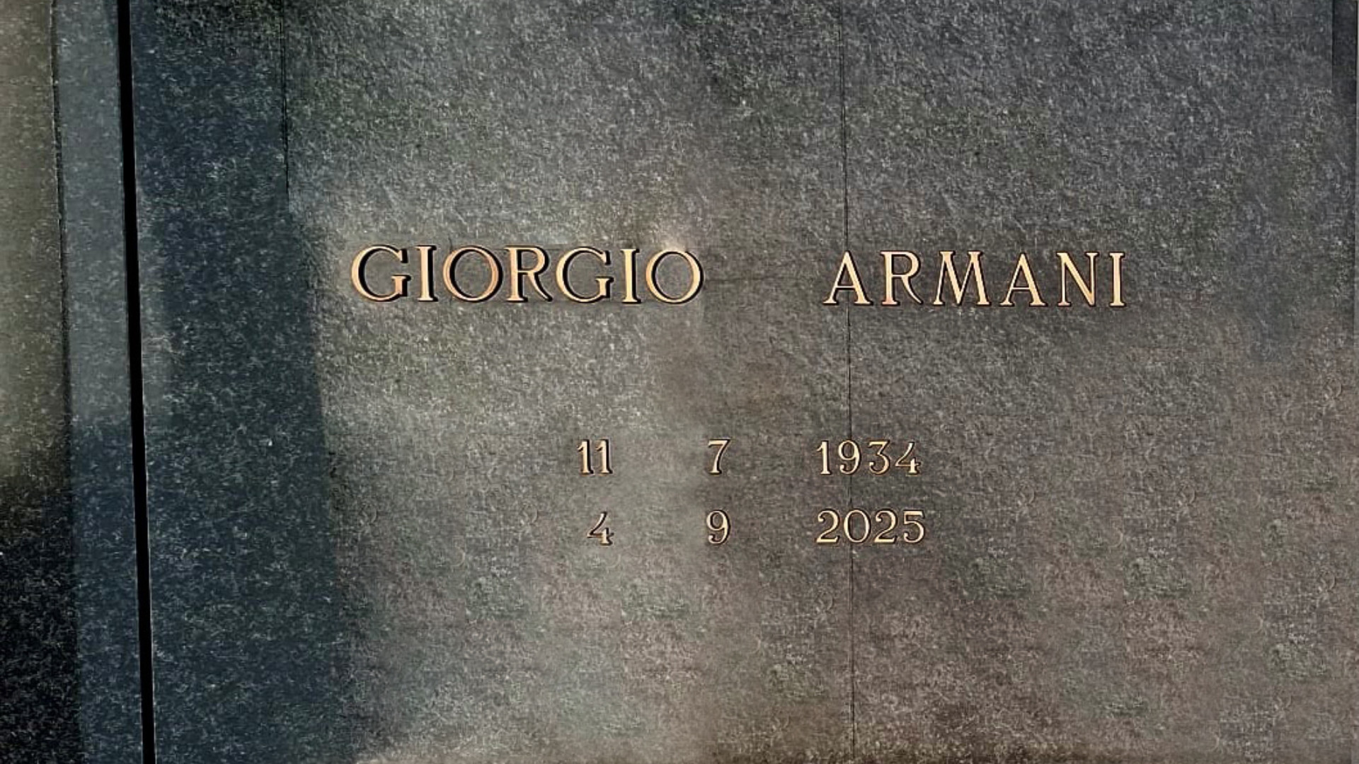Una lapide grigia completa la tomba di Giorgio Armani