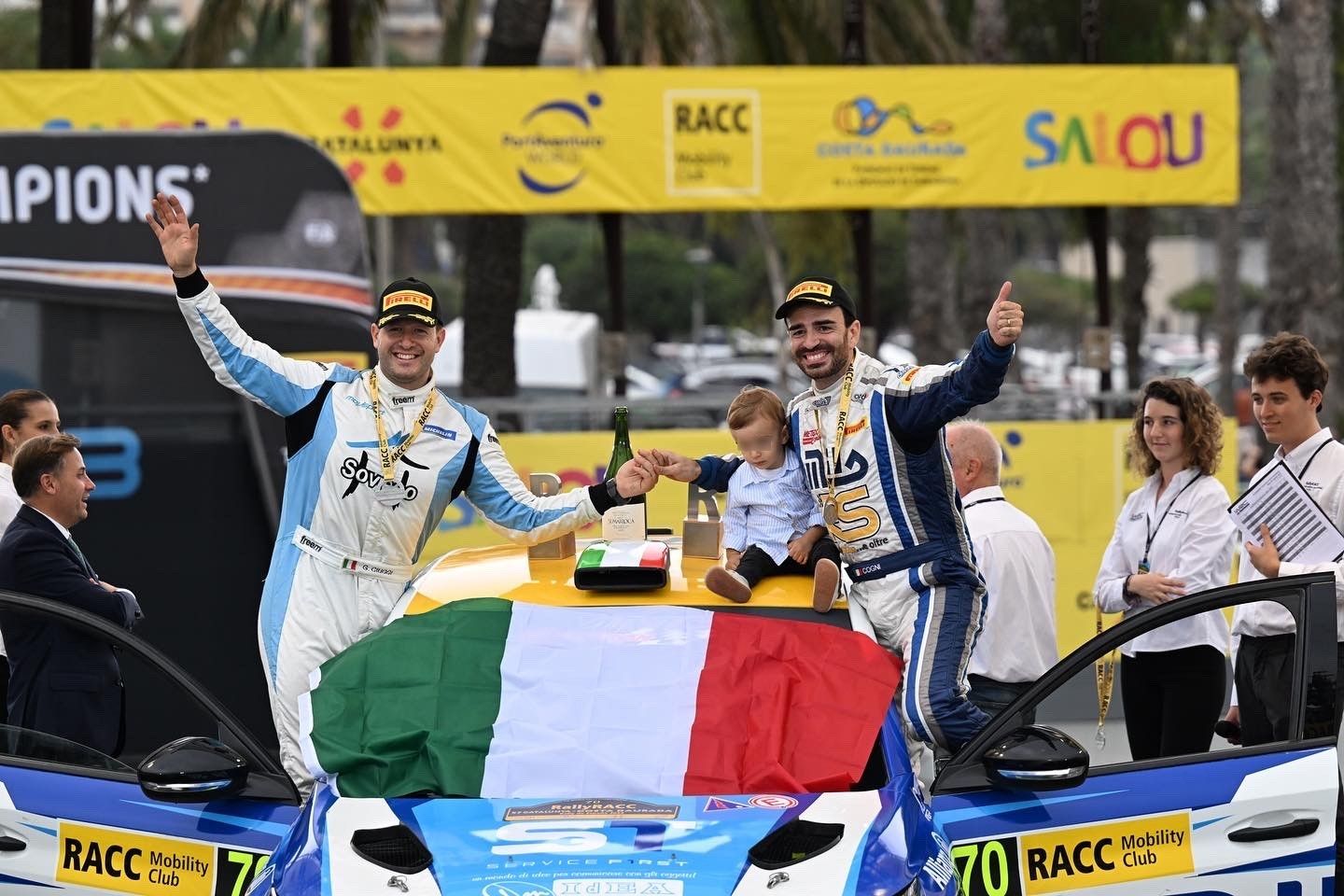 Gabriele (a destra) in versione pilota festeggia una vittoria