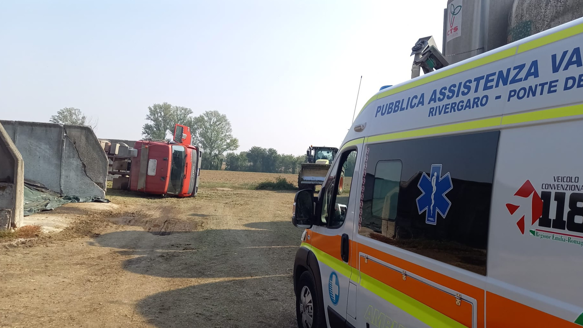 Camion di mais si ribalta in un campo: 50enne ferito
