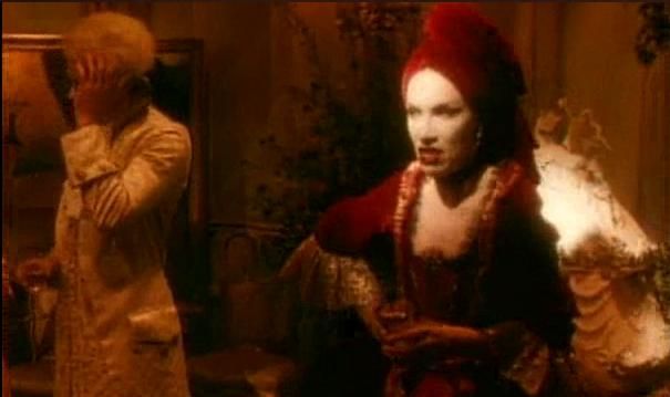 Annie Lennox nel video "Walking on Broken Glass"