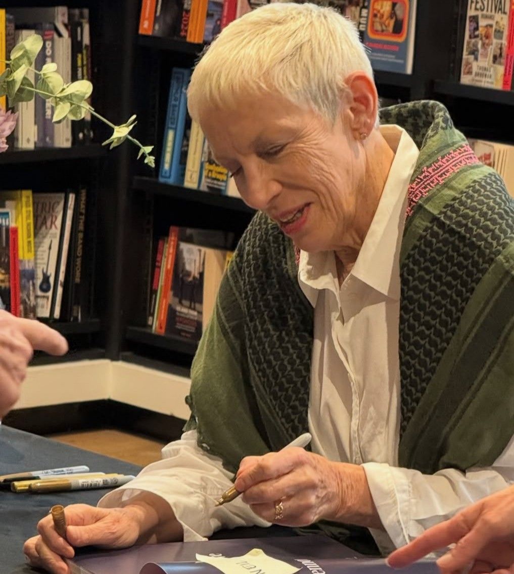 Annie Lennox autografa una copia del volume a Londra
