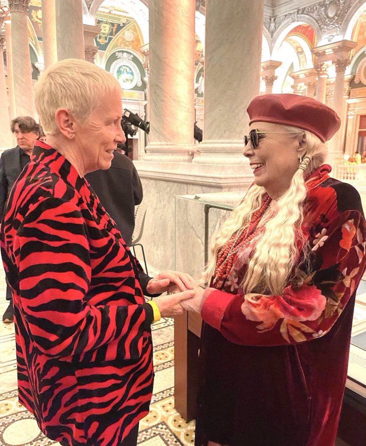 Annie con Joni Mitchell, che ha sempre ammirato e che ha affiancato in palcoscenico dopo la sua malattia