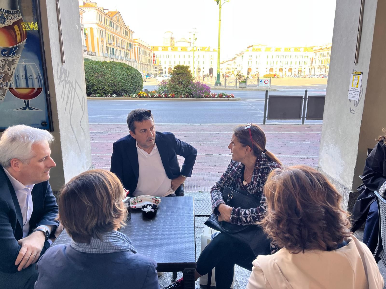 Roberto Reggi e Katia Tarasconi durante la pausa caffè in piazza a Cuneo