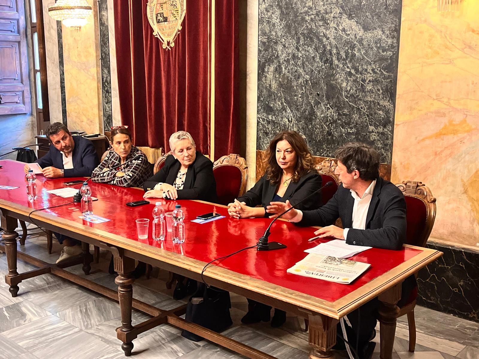 Roberto Reggi, Katia Tarasconi, Patrizia Manassero, Cristina Ferrari e Gian Luca Rocco durante l’incontro a Cuneo