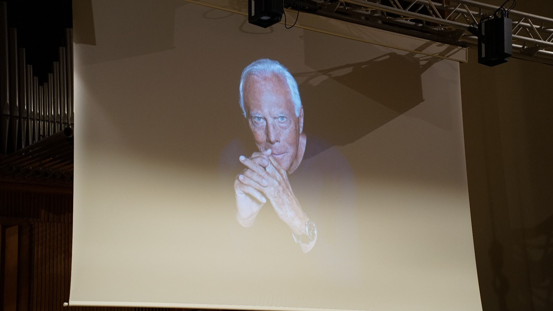 Ad Armani una via o luogo all’altezza del suo prestigio