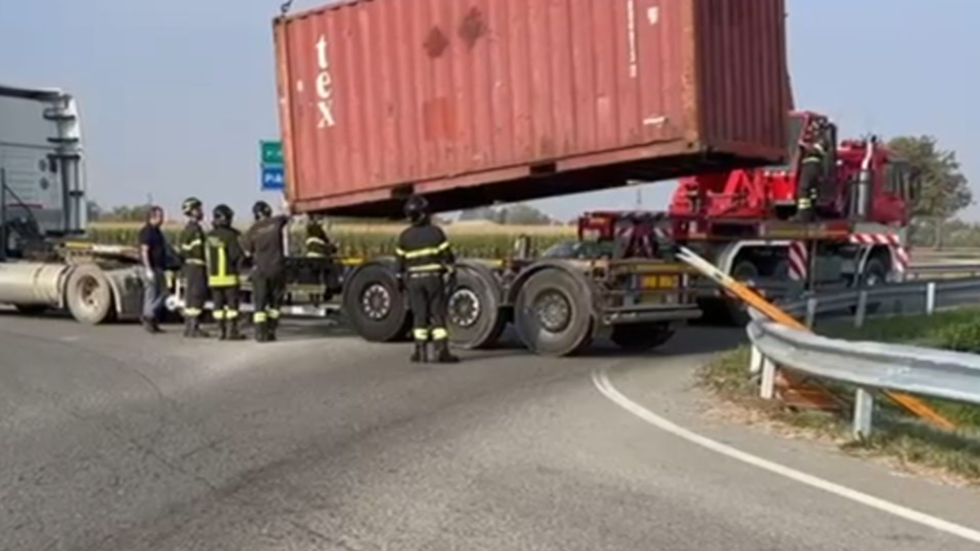 Camion perde il container alla rotonda, intervento della gru