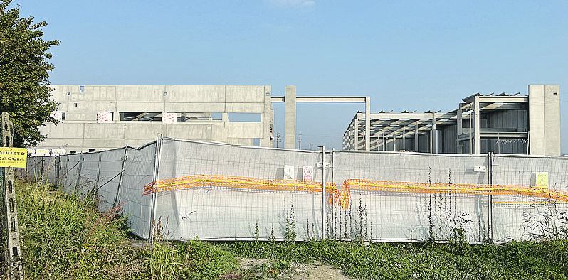 Il capannone WHA in fase di realizzazione in via Rotta a Caorso - foto PADERNI