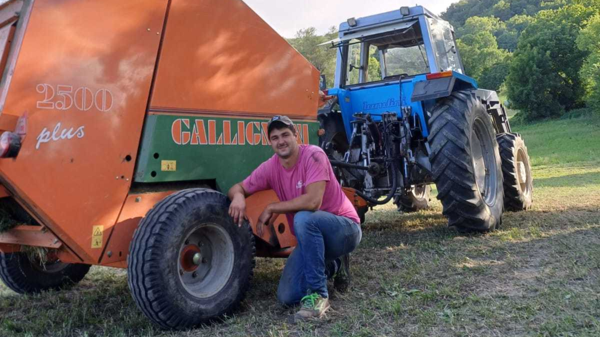 Andrea Guglielmetti, 24 anni, accanto ai suoi mezzi - © Libertà/Nadia Plucani