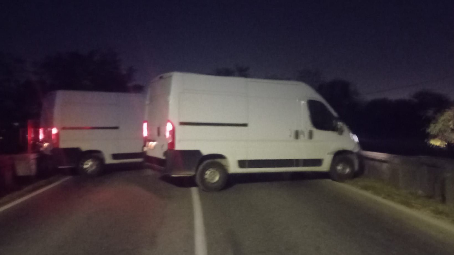 Castello: furgoni di traverso e assalto al magazzino nella notte | VIDEO
