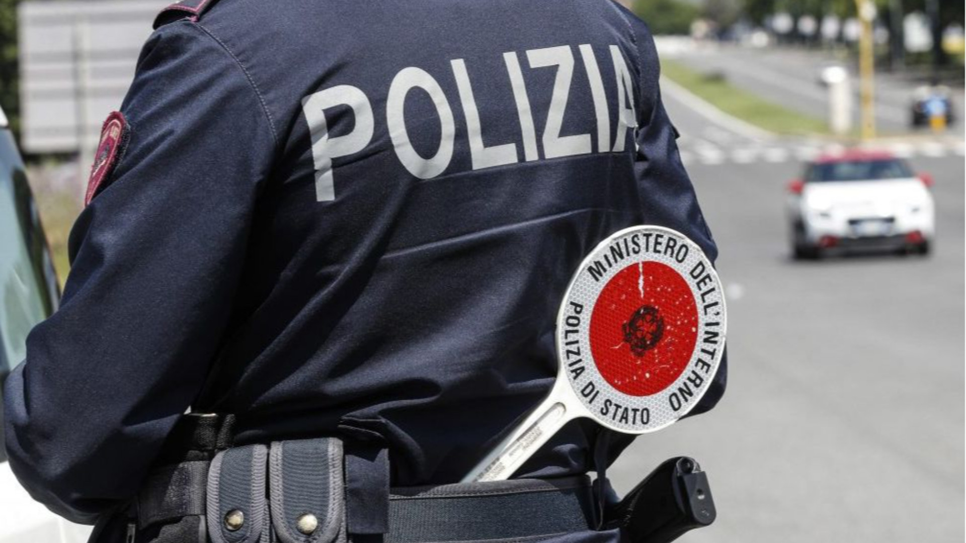 Impenna con la moto davanti alla polizia, ed era pure senza patente