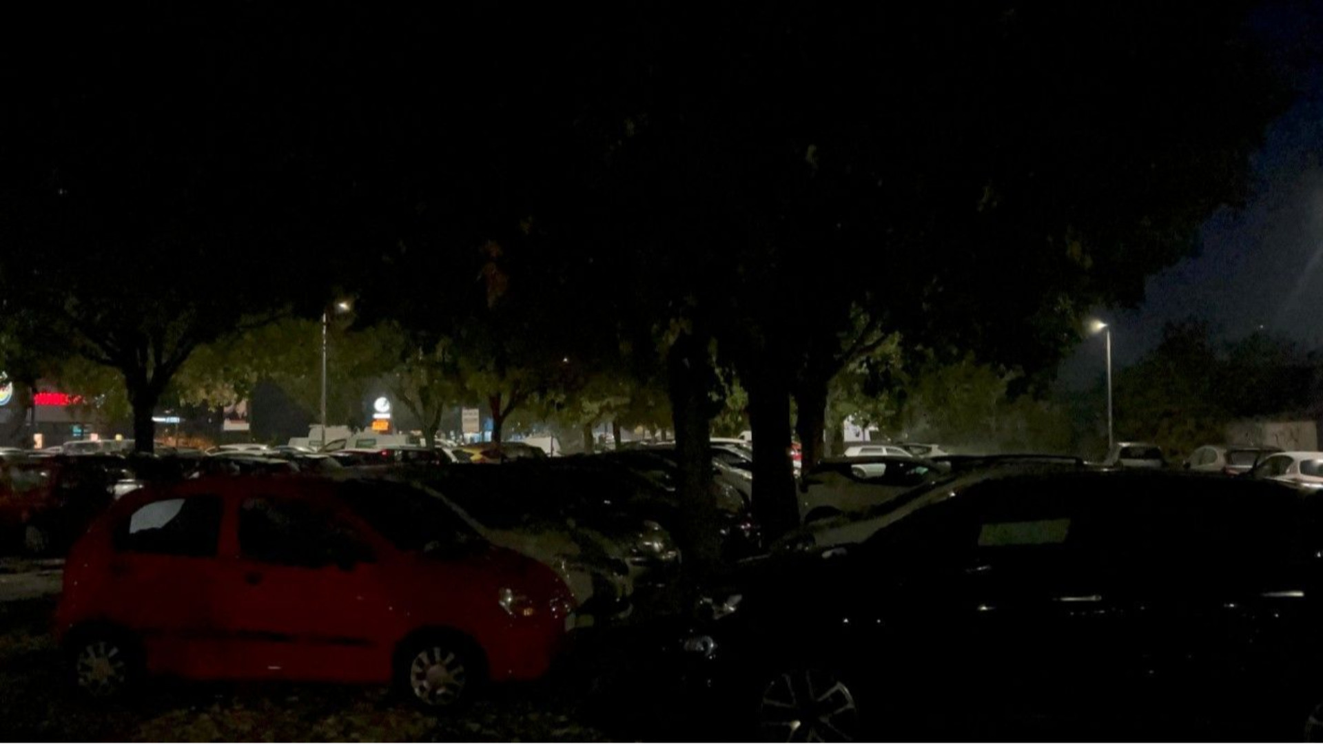 Parcheggio pendolari al buio, timori per la sicurezza e rischi per le auto