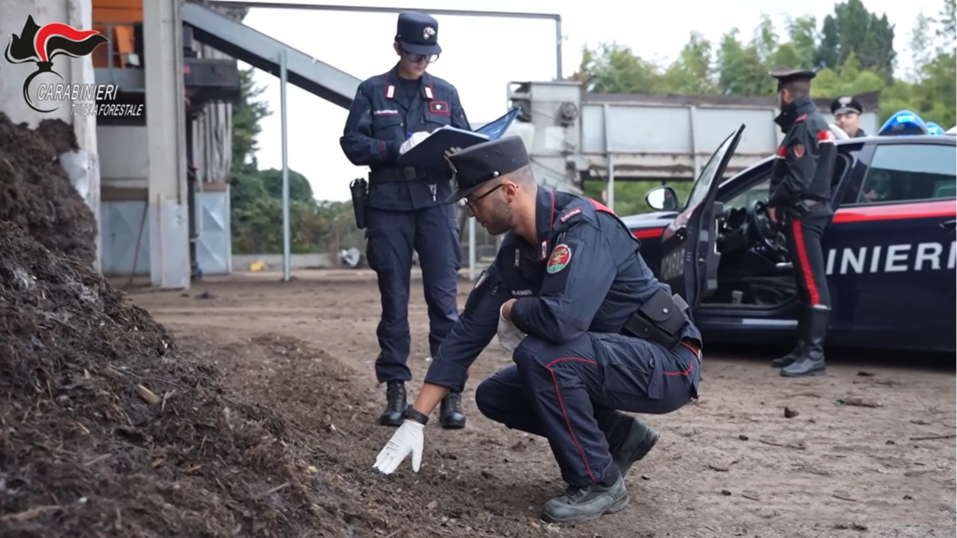 «Compost inquinato nei campi»: sequestrato un capannone a Castelvetro