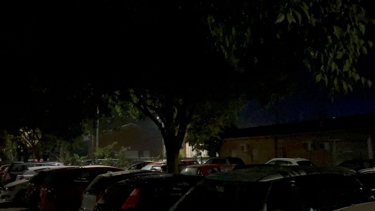 Il parcheggio di viale Sant'Ambrogio al buio - © Libertà/Thomas Trenchi