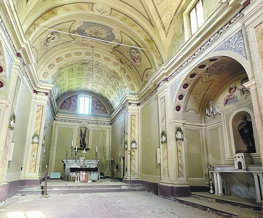 Gli interni della chiesa - FOTOSERVIZIO BRUSAMONTI 
