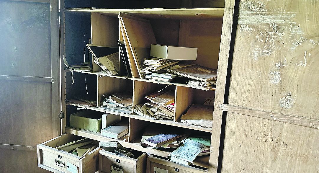 Lo stato di abbandono degli archivi -  FOTOSERVIZIO BRUSAMONTI 