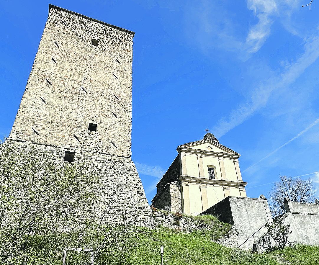 La chiesa e il torrione - FOTOSERVIZIO BRUSAMONTI 