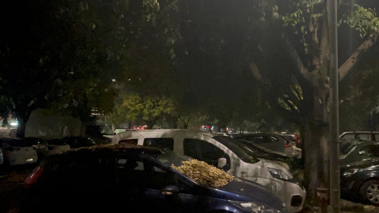 Il parcheggio di viale Sant'Ambrogio al buio - © Libertà/Thomas Trenchi