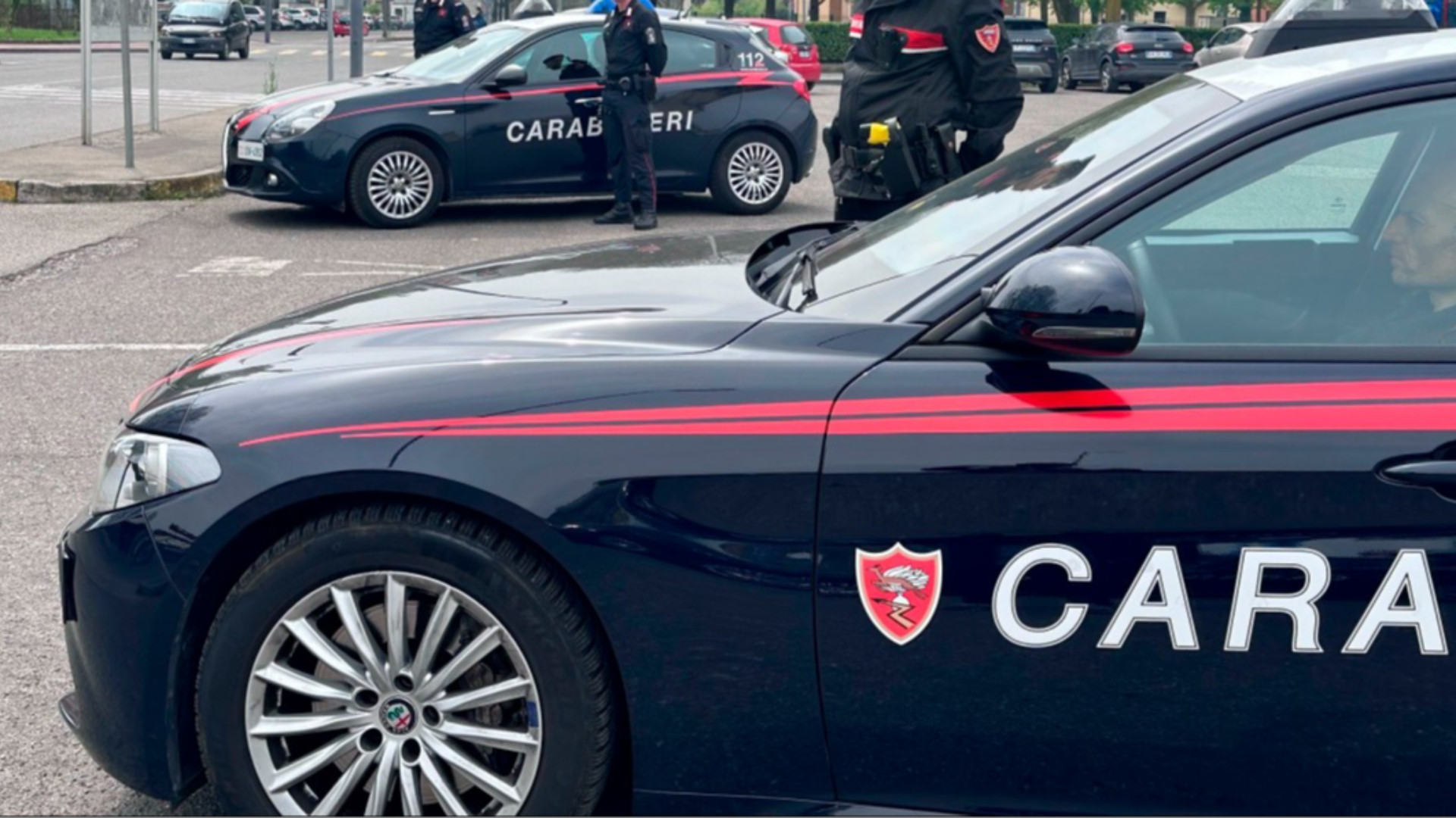 «Favorisca i documenti», lei li insulta e chiama l'avvocato