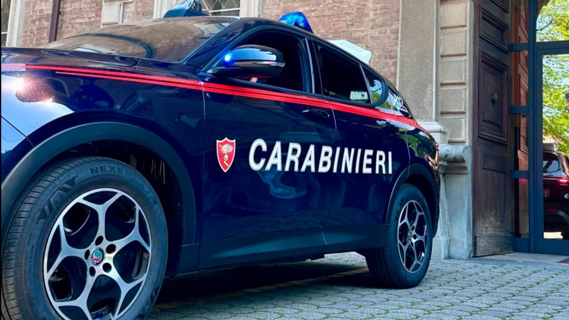 Tentano di derubare un'84enne, la cassiera dà l'allarme