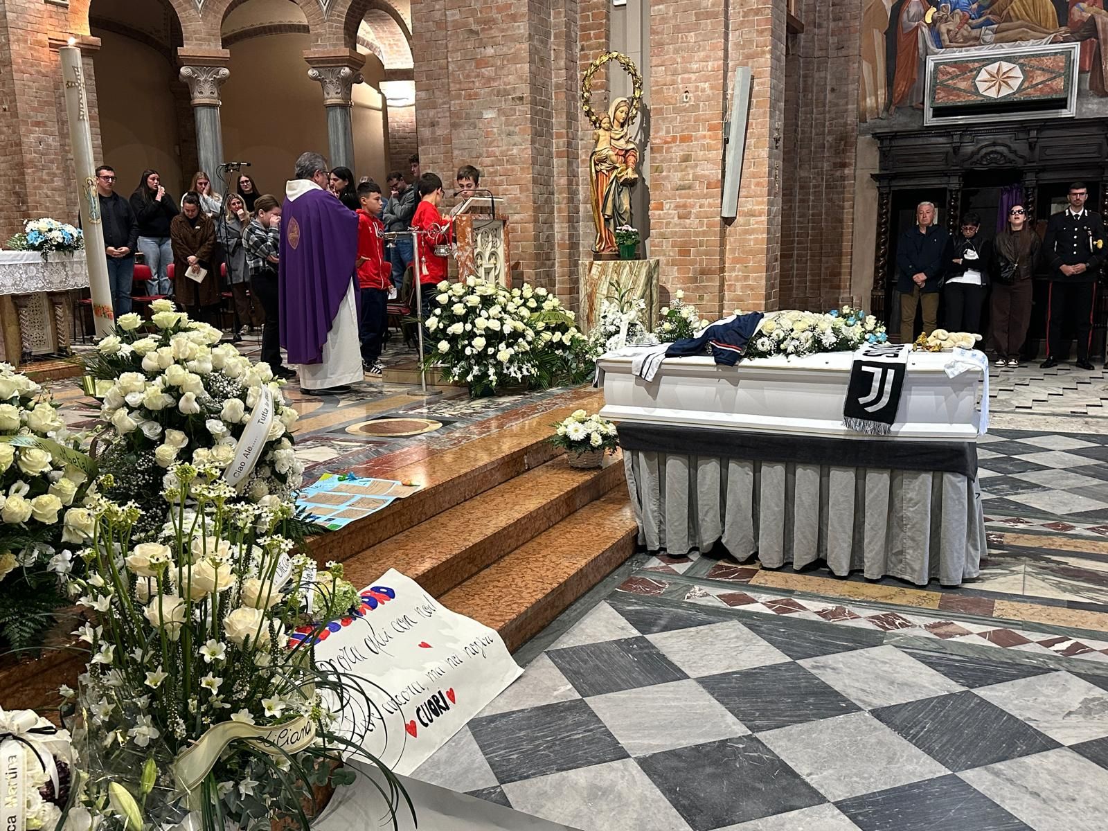 I messaggi degli amici ai piedi dell'altare - foto Pietro Zangrandi
