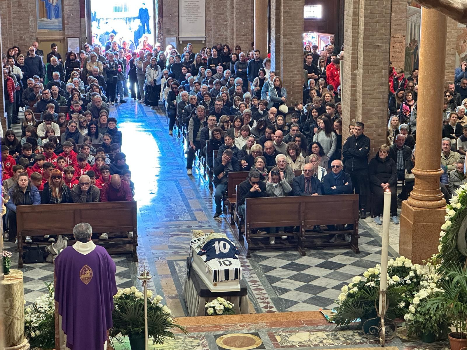 Un momento delle esequie - foto Pietro Zangrandi