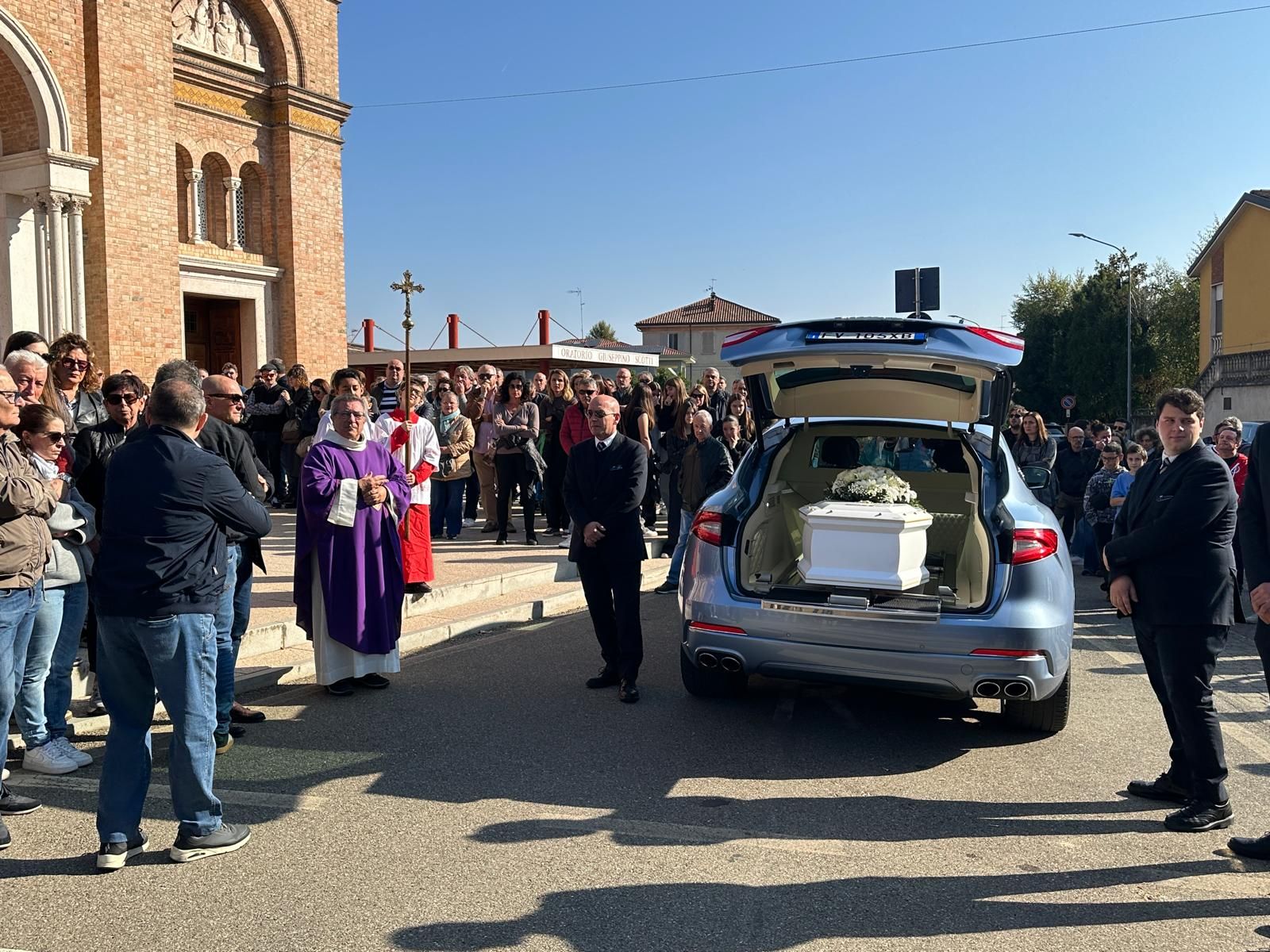 La bara bianca all'arrivo in chiesa - foto Pietro Zangrandi