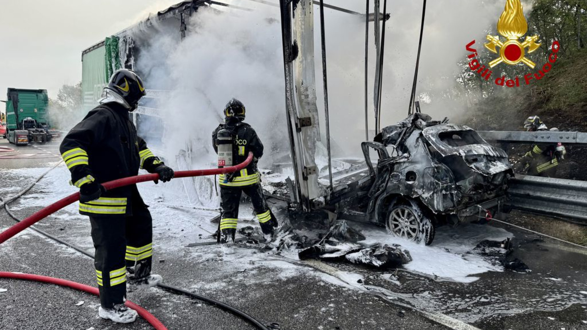 I vigili del fuoco al lavoro per spegnere il rogo - © Vigili del fuoco