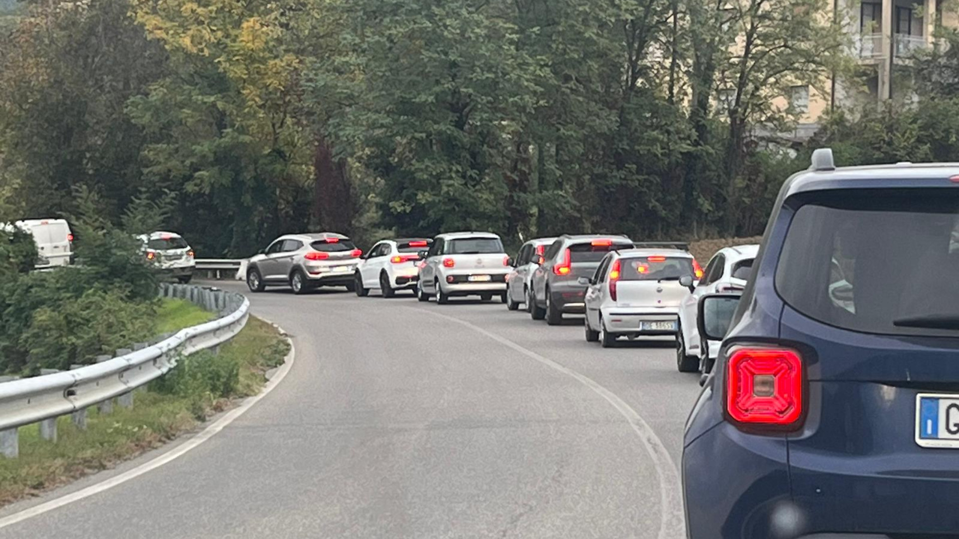 Calvario sulla 45 per il cantiere di Rallio: lunghe code e c'è chi passa con il rosso