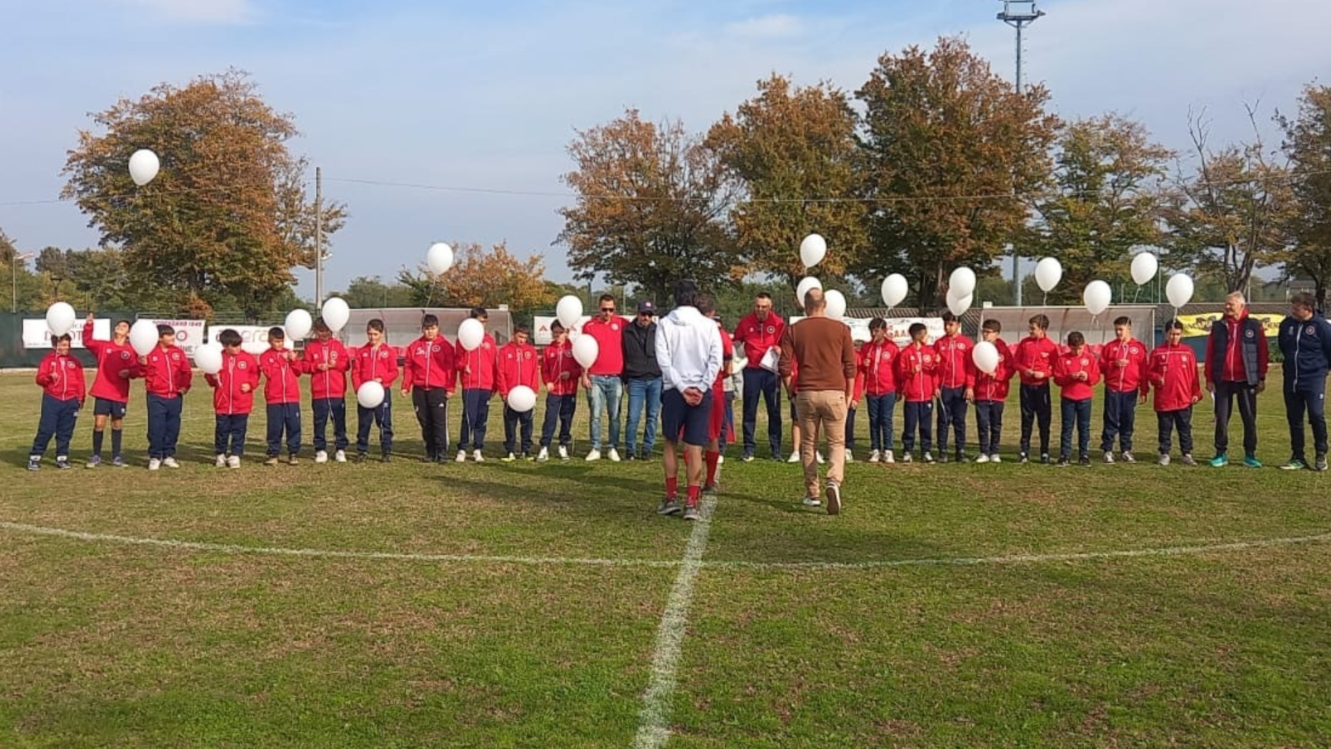 Palloncini bianchi dal campo di calcio in cielo per l'addio ad Ale