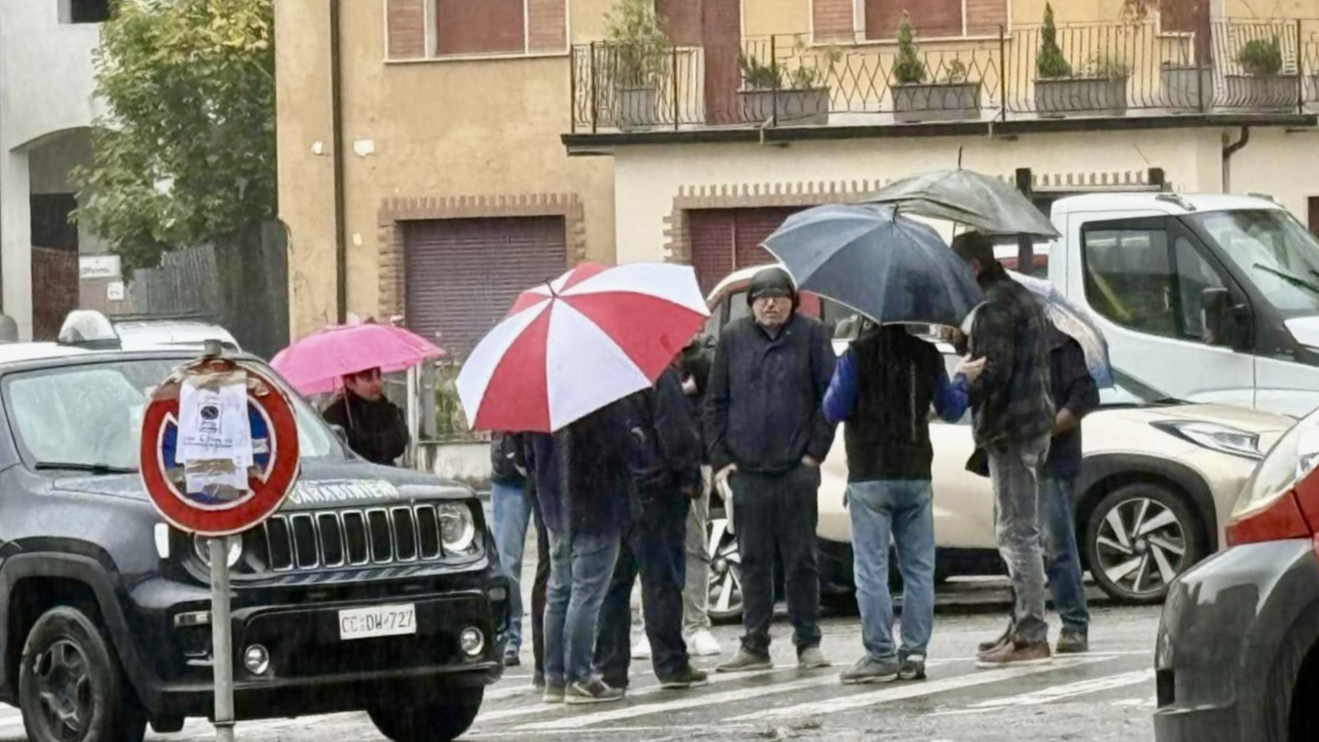 Cittadini in piazza bloccano il cantiere. «Mai visto il progetto»
