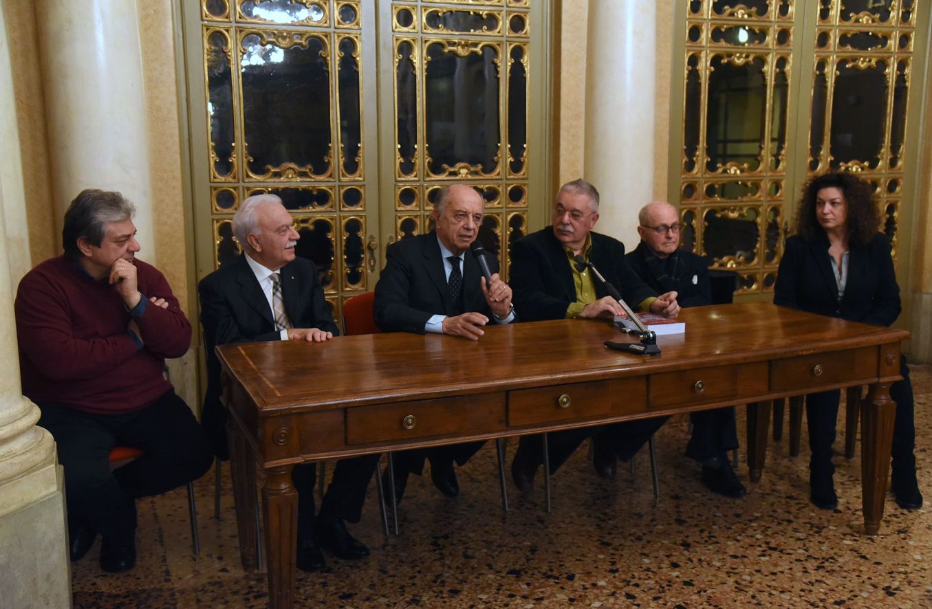La presentazione del libro di Francesco Bussi, secondo da destra accanto alla direttrice di Fondazione Teatro di Piacenza Cristina Ferrari, nel 2018 con il critico Landini e il grande baritono Leo Nucci nel foyer del Teatro Municipale