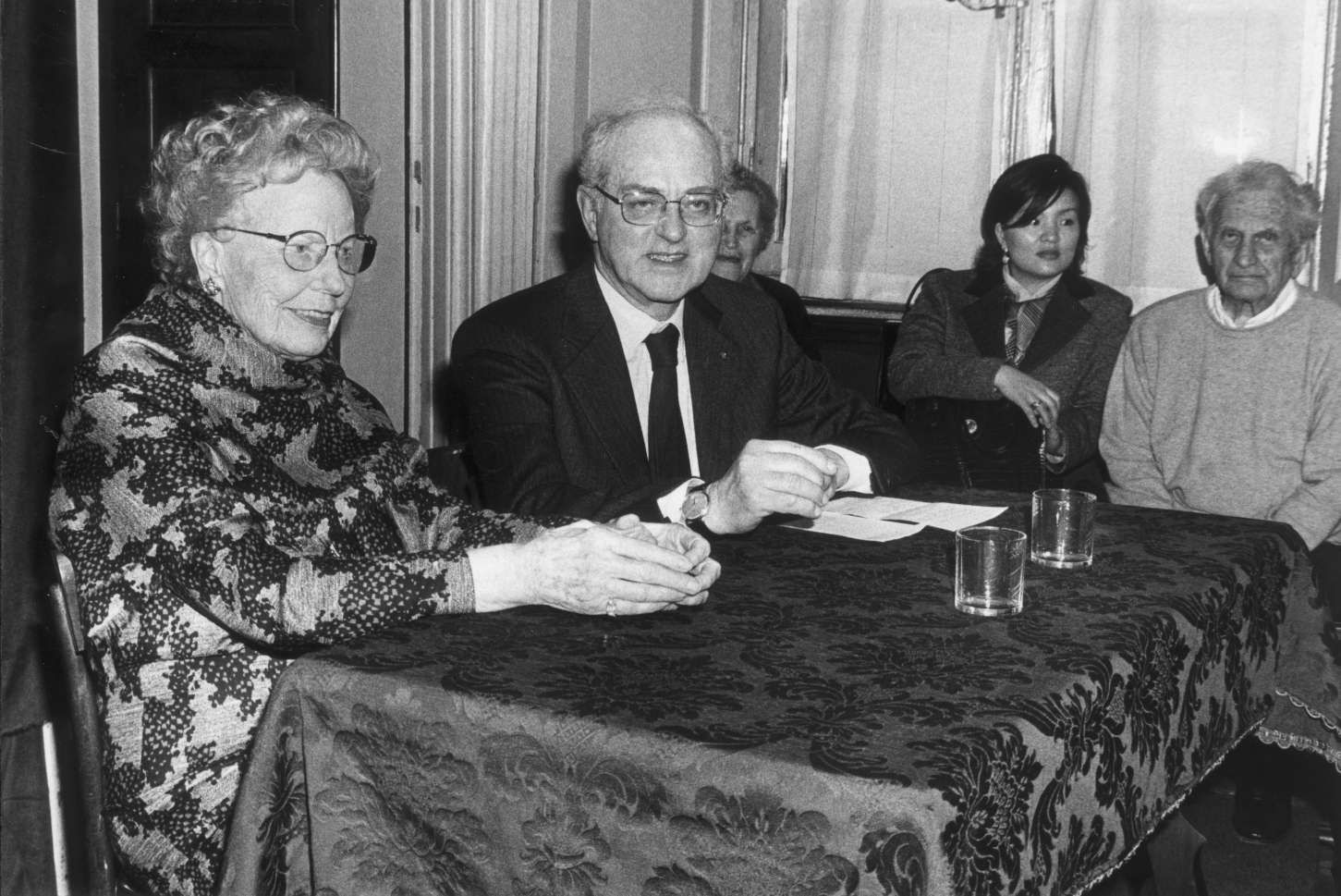 Magda Olivero con il professor Francesco Bussi nel 2000 agli Amici della Lirica di Piacenza per la Festa dei 90 anni del grande soprano lirico