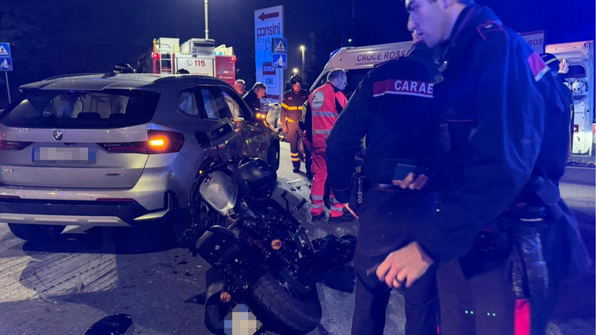 Scontro tra moto e auto sulla Via Emilia, arriva l'eliambulanza