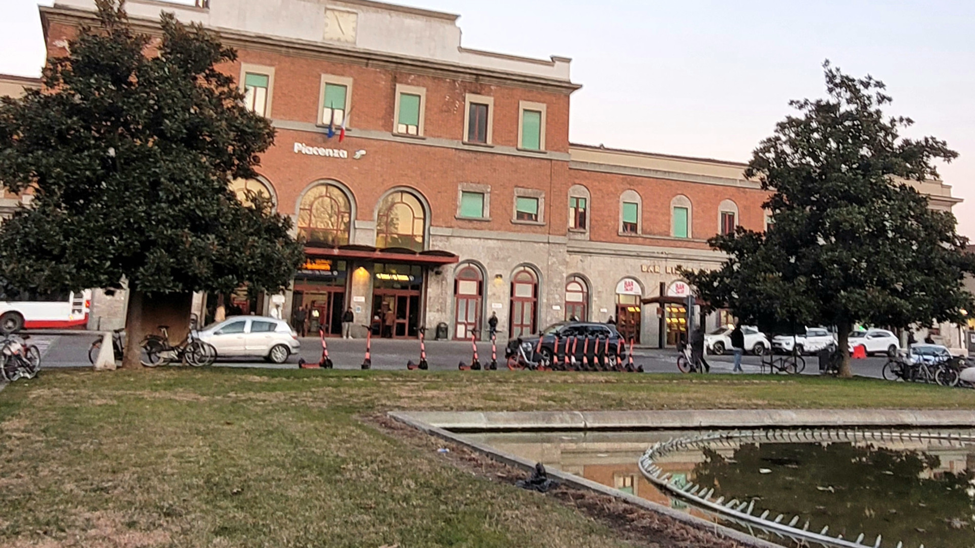 Stazione, attenzioni moleste a una donna di ottant'anni