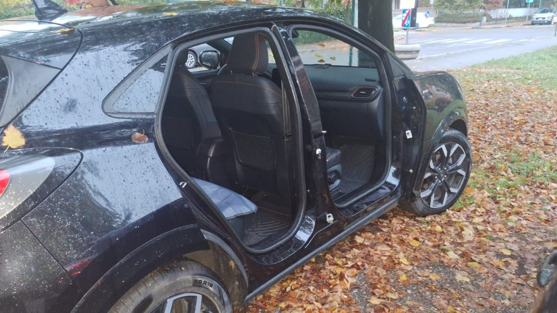 Auto sventrata, frantumati i finestrini e rubate le portiere