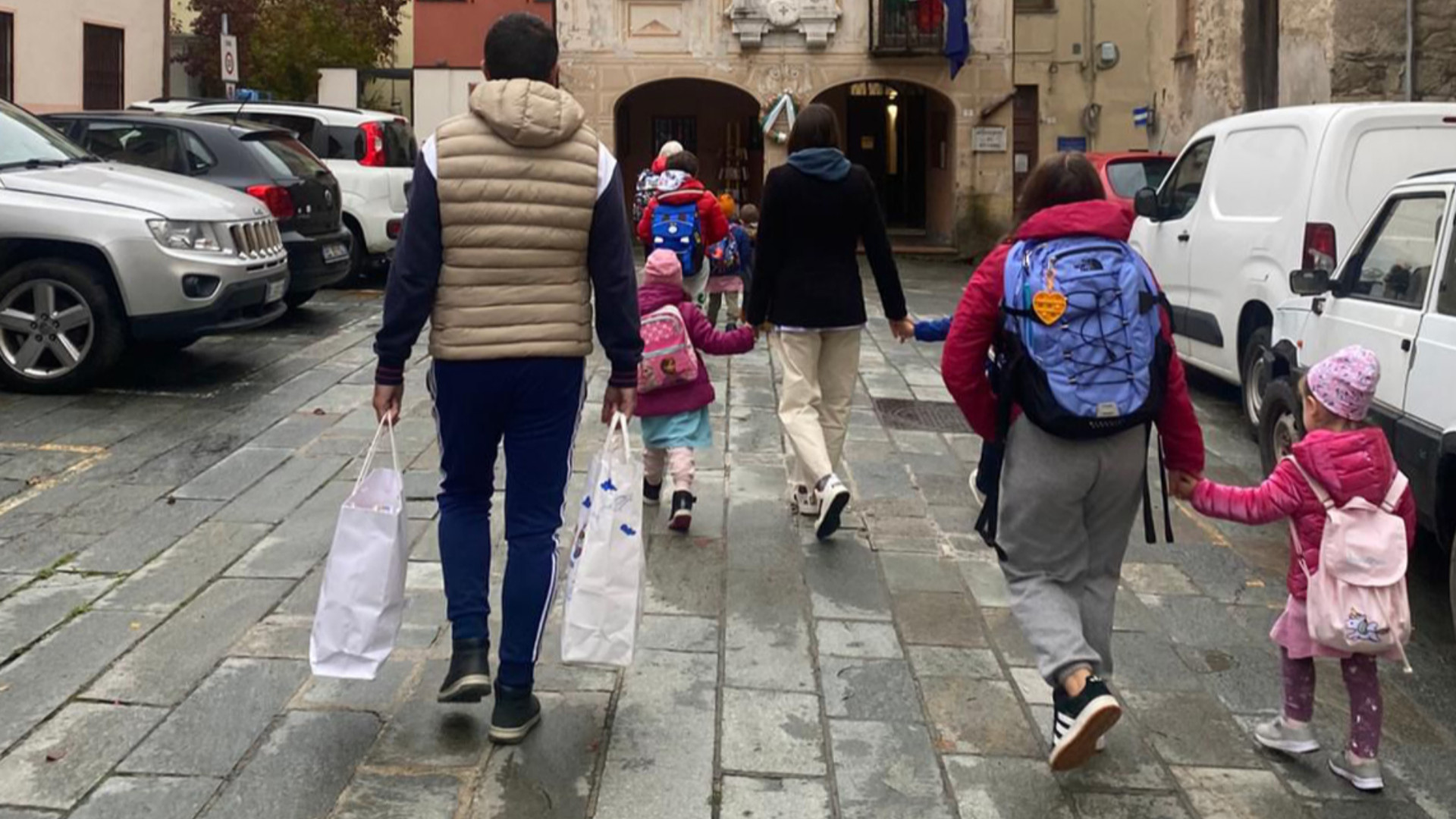 Scuola al freddo, a Ottone bambini a lezione in Municipio