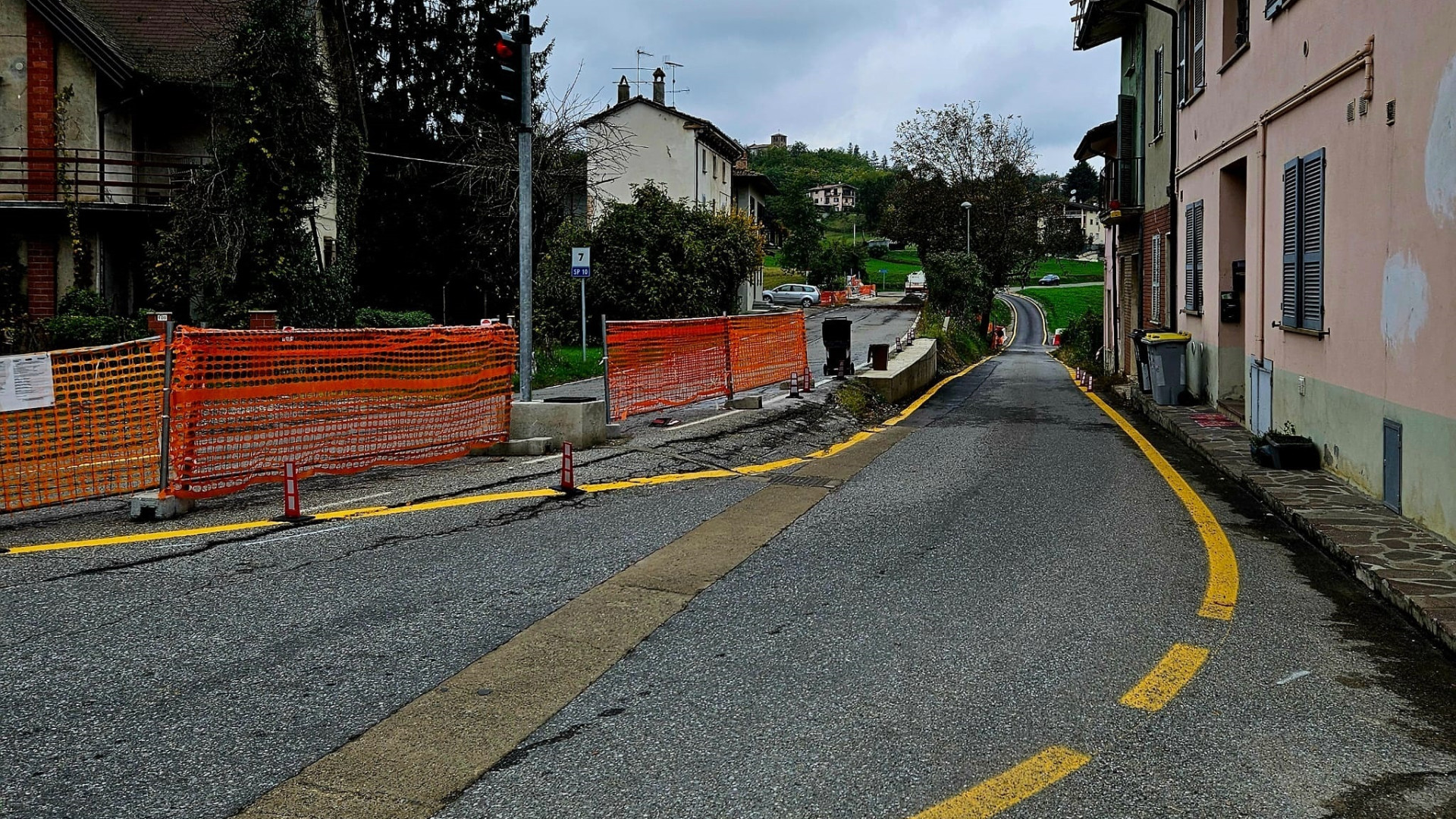 Semaforo a Sariano di Gropparello, c'è chi passa con il rosso