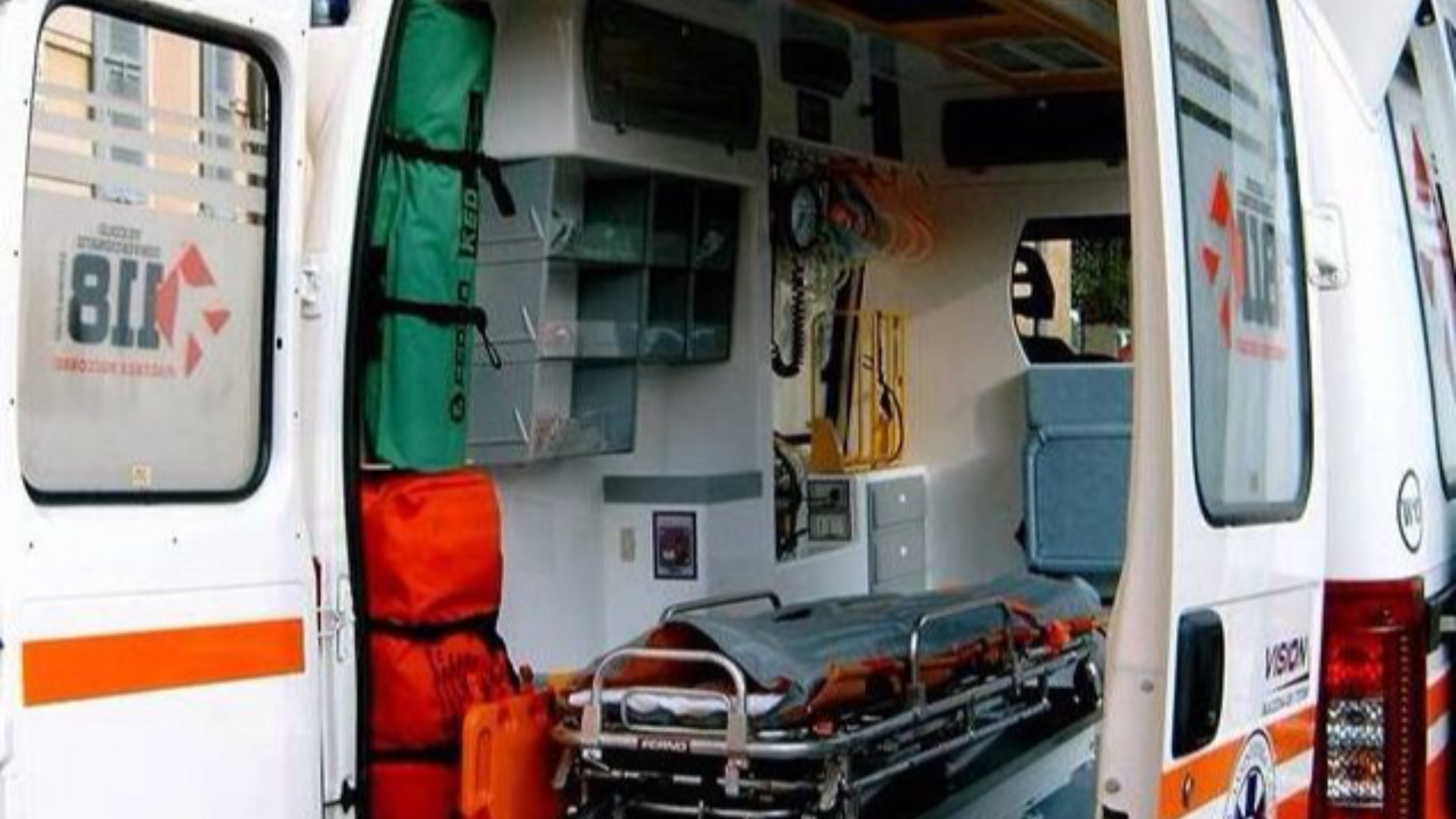 In arresto cardiaco mentre giocava a calcetto, salvato dagli amici