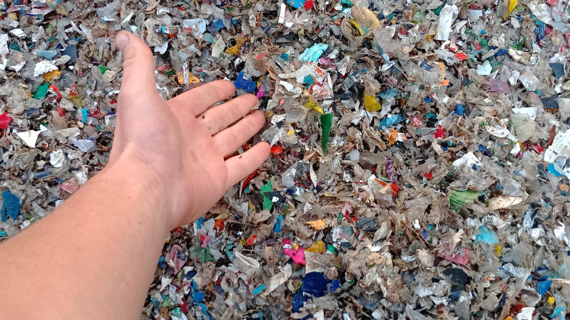 Camion perde il carico e per strada si forma un tappeto di "coriandoli". Ma è combustibile?