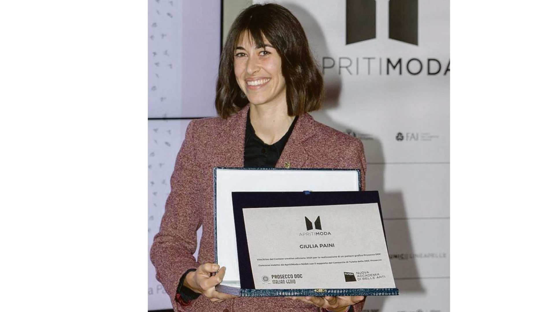 Una piacentina disegna lo scaldacollo gadget di Milano Cortina 2026